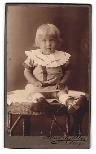 Fotografie Alfred Kjöller, Allinge, Kleinkind im Kleidchen