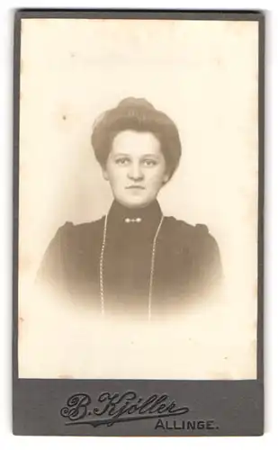 Fotografie B. Kjöller, Allinge, Bürgerliche Frau im schwarzen Kleid mit toupierten Haaren