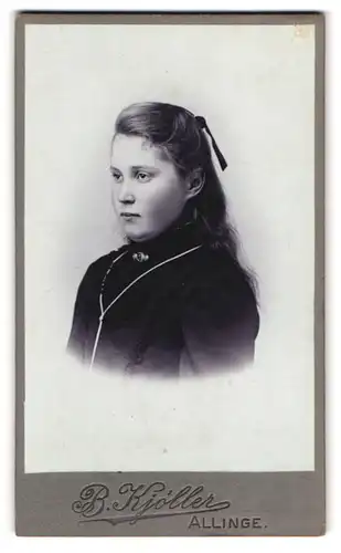 Fotografie B. Kjöller, Allinge, Pausbackiges Mädchen im schwarzen Kleid
