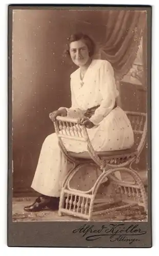 Fotografie Alfred Kjöller, Allinge, Bürgerliche Frau mit breitem Lächeln