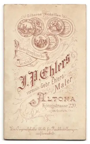 Fotografie J. P. Ehlers, Altona, Königsstrasse 220, Junger Herr in Anzug mit Einstecktuch