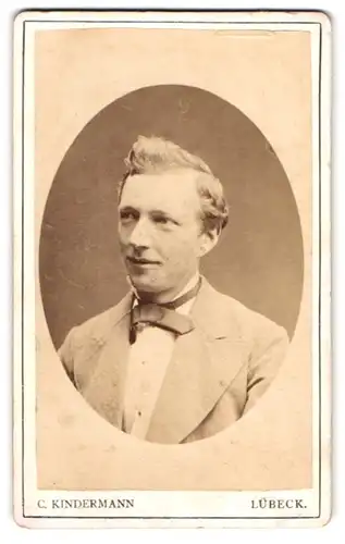 Fotografie C. Kindermann, Lübeck, Breite-Strasse 788, Junger Mann im Anzug