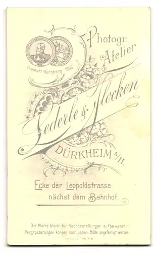 Fotografie Leerle & Flocken, Dürkheim a. H., Fräulein mit Dutt im hochschliessendem Kleid
