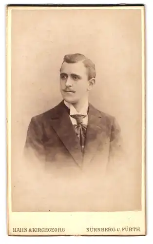 Fotografie Hahn & Kirchgeorg, Nürnberg, Vestnerthorgraben 47, Bürgerlicher Herr im Anzug mit Krawatte