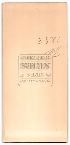 Fotografie Wilhelm Stein, Berlin, Chausseestrasse 65 /66, Junger Mann im Sonntagsstaat