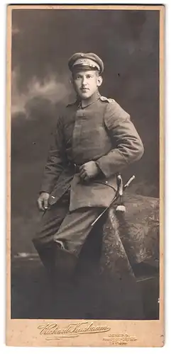 Fotografie Richard Kasbaum, Berlin, Friedrich-Strasse 125, Junger Soldat in Feldgrau mit Bajonett und Portepee