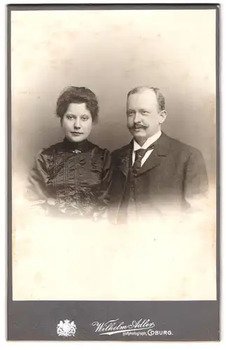 Fotografie Wilhelm Adler, Coburg, Bürgerliches Paar im Sonntagsstaat