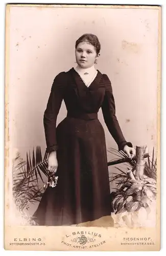 Fotografie L. Blasius, Elbing, Kettenbrunnenstrasse 2-3, Junges Fräulein im schwarzen Kleid