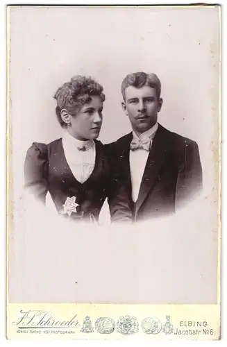 Fotografie F. J. Schroeder, Elbing, Jacobstrasse 6, Junges Paar im feinen Zwirn, Wespentaille