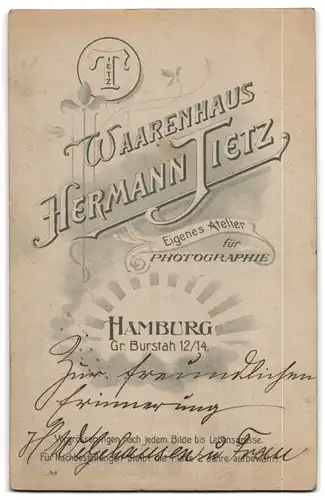 Fotografie Hermann Tietz, Hamburg, Gr. Burstah 12 /14, Älteres Paar trägt feinen Zwirn