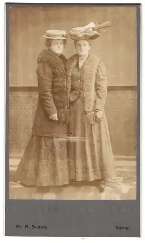 Fotografie Fr. A. Schark, Satrup, Zwei Fräuleins in winterlicher Kleidung