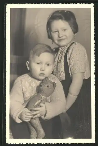 Fotografie Seyboth, Leipzig, Knabe mit Teddybär nebst Schwester mit Armreif & Ohrringen