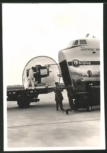 Fotografie Transport-Flugzeug Armstrong Whitworth Argosy wird über Frontluke beladen