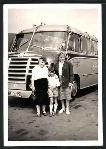 Fotografie Bus Kässbohrer Setra, Knabe & Damen vor Reisebus - Omnibus