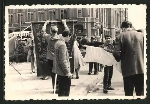 Fotografie 1.Mai Kundgebung, Männer mit Fahnen an einem Rathausplatz