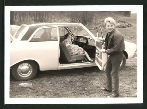 Fotografie Auto Opel, Dame liegt im PKW