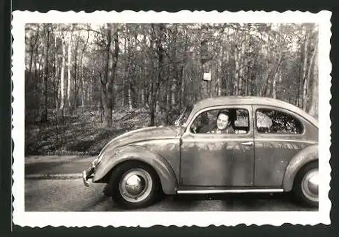 Fotografie Auto VW Käfer, glücklicher Fahrer im Volkswagen