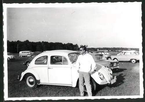 Fotografie Auto VW Käfer, lässiger Bursche mit Sonnenbrille nebst Volkswagen