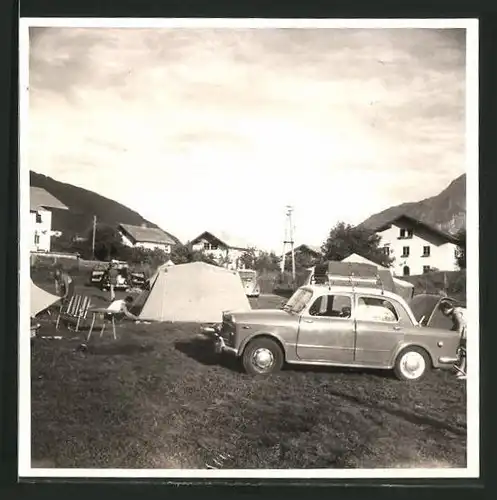 Fotografie Auto Fiat, PKW neben Zelt auf einem Campingplatz