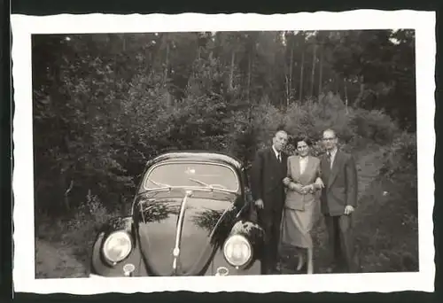 Fotografie Auto VW Käfer Ovali, Dame von Herren flankiert nebst Volkswagen