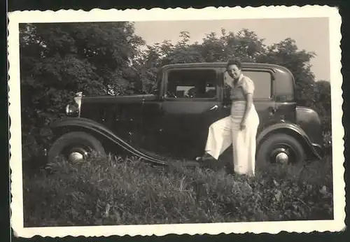 Fotografie Auto Chrysler, Dame posiert am Trittbrett des PKW's