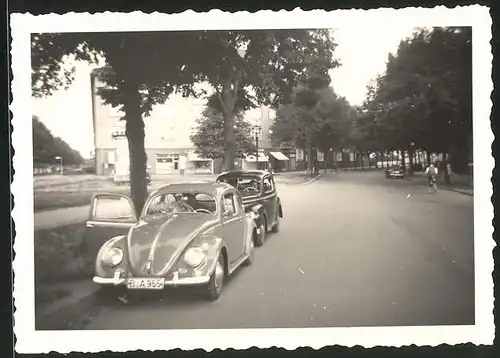 Fotografie unbekannter Fotograf, Ansicht Berlin, Auto VW Käfer Ovali Volkswagen in der Ruhlebener Strasse