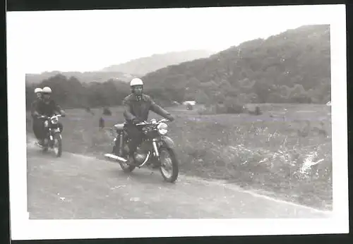 Fotografie Motorrad MZ, Fahrer mit Helm während einer Ausfahrt