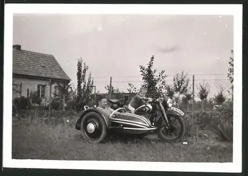 Fotografie Motorrad DKW mit Seitenwagen, Knabe & Vater mit Gespann