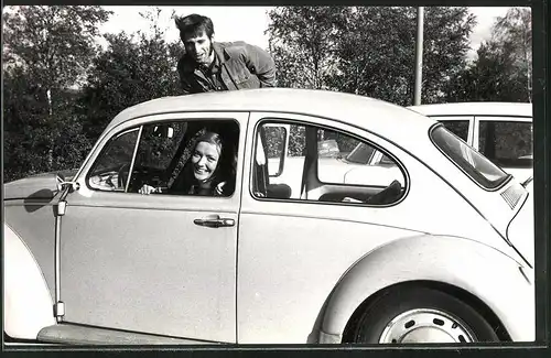 Fotografie Auto VW Käfer, glückliches Mädchen im Volkswagen