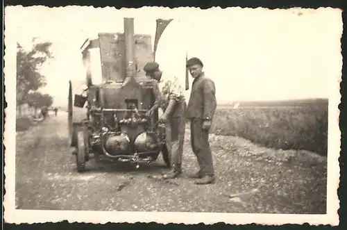 Fotografie Traktor-Schlepper mit landwirtschaftlichem Aggregat