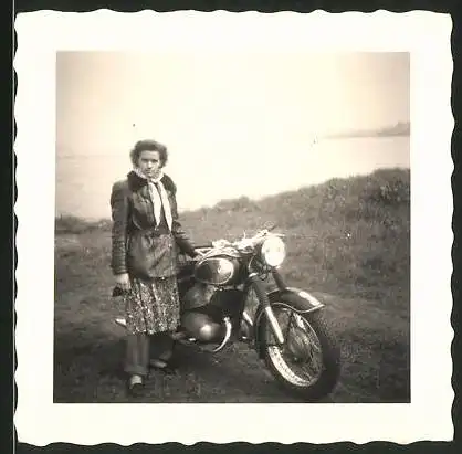 Fotografie Motorrad DKW, Dame mit Lederjacke posiert neben Krad