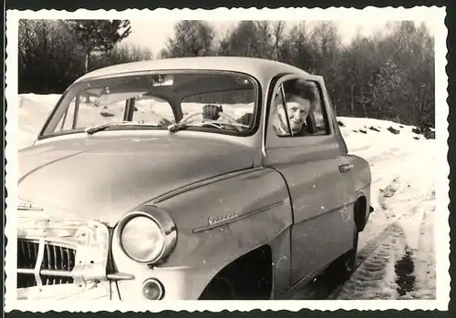 Fotografie Auto Skoda Octavia, PKW mit Kühlerabdeckung im Winter