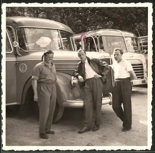 Fotografie Bus Mercedes Benz, Reisebus-Omnibus auf einem Rastplatz