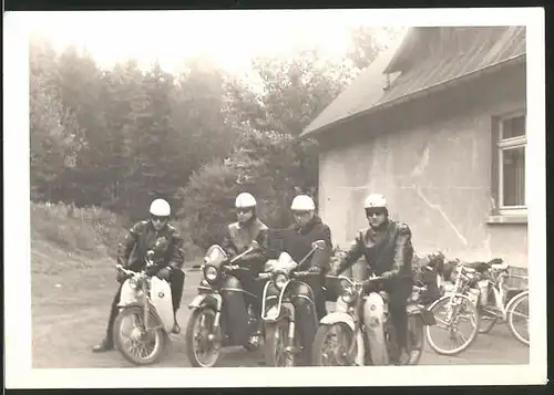 Fotografie Motorrad, Männer mit Helm & Schutzbrille auf Motorroller sitzend
