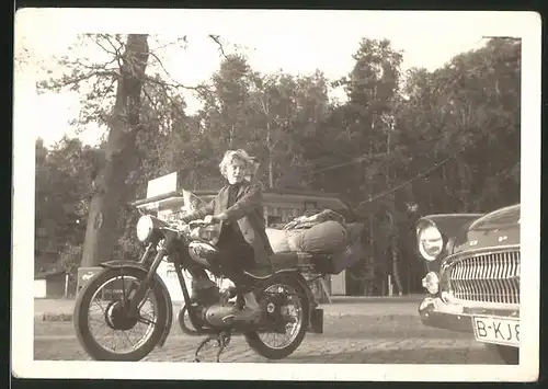 Fotografie Motorrad DKW, Mädchen auf Krad vor Auto Opel mit Kennzeichen Berlin