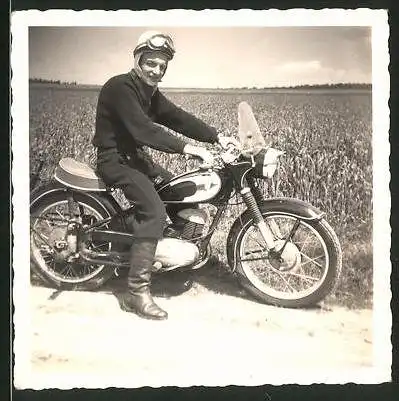Fotografie Motorrad DKW, Bursche mit Helm & Schutzbrille auf Krad