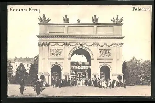 AK Potsdam, Brandenburger Tor mit Eisernem Kreuz, Nagelung, Kriegshilfe