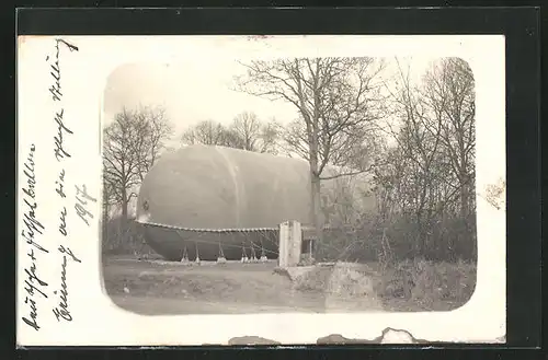 Foto-AK Ortspartie mit einem Ballon und Bäumen