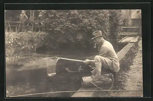 Foto-AK Angler keschert seinen Fang