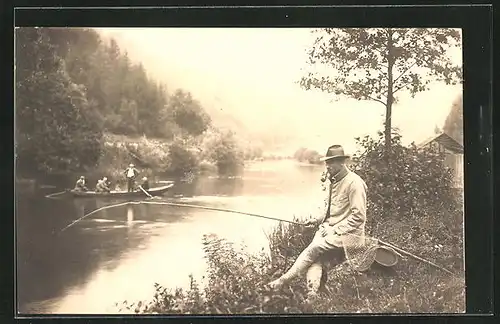 Foto-AK Angler mit seiner Rute am Pfeife rauchen