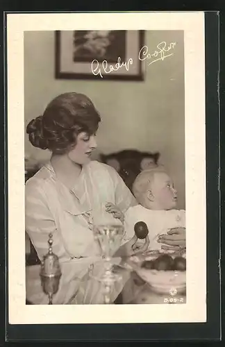 Präge-AK Schauspielerin Gladys Cooper mit Kind