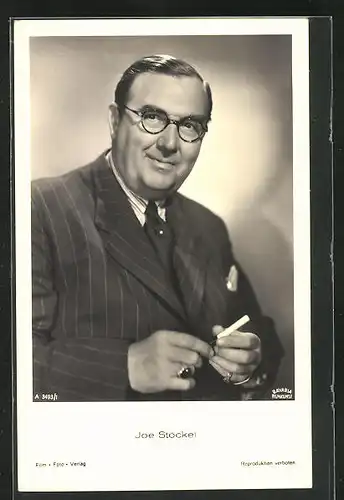 AK Schauspieler Joe Stöckel mit Brille und Zigarette