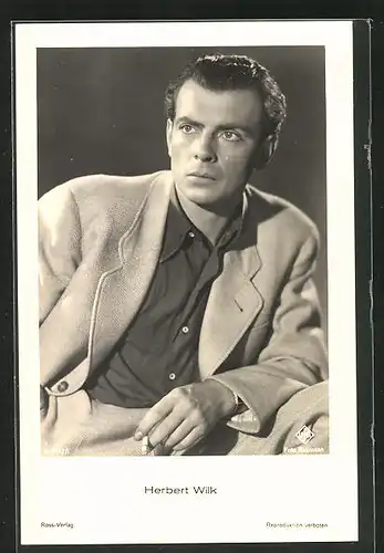 AK Schauspieler Herbert Wilk raucht eine Zigarette