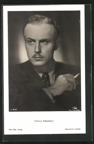 AK Schauspieler Hans Nielsen raucht eine Zigarette