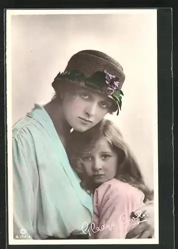 AK Schauspielerin Gladys Cooper mit Mädchen im Arm