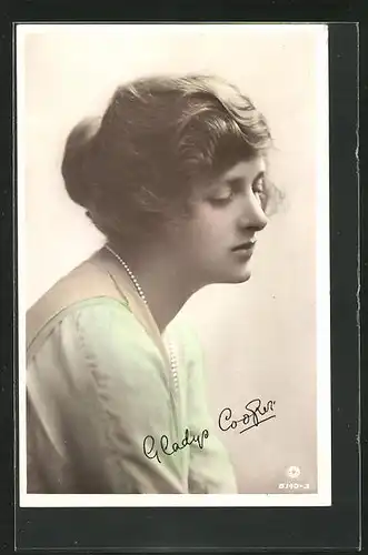 AK Schauspielerin Gladys Cooper mit Perlenkette