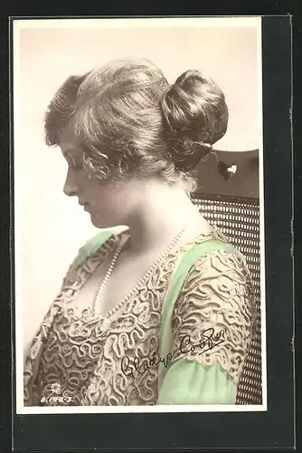 AK Schauspielerin Gladys Cooper mit Perlenkette