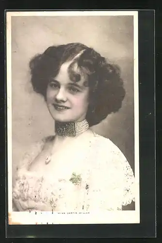 AK Schauspielerin Gertie Millar mit Herzkette