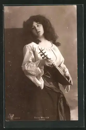 AK Schauspielerin Reta Walter mit Instrument