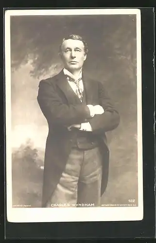 AK Schauspieler Charles Wyndham mit verschränkten Armen